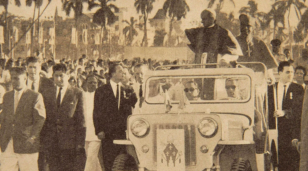 Pope Arrives in a Mahindra Jeep Image Pope Arrives in a Mahindra Jeep Photo
